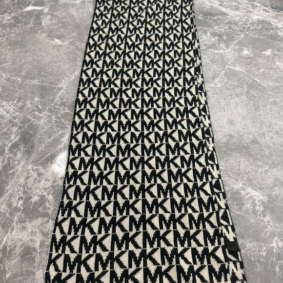 Michael Kors MK Black And White Monogram Print Infinity Scarf Reversible Scarf - Picture 4 of 4